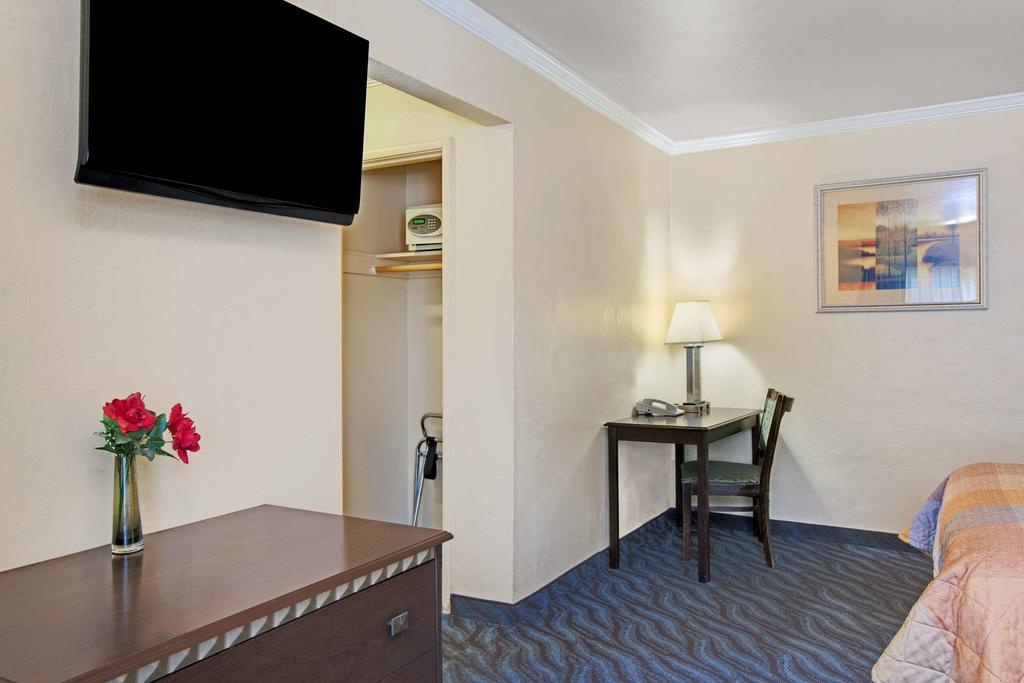 Super 8 By Wyndham Berkeley Motel Exterior photo